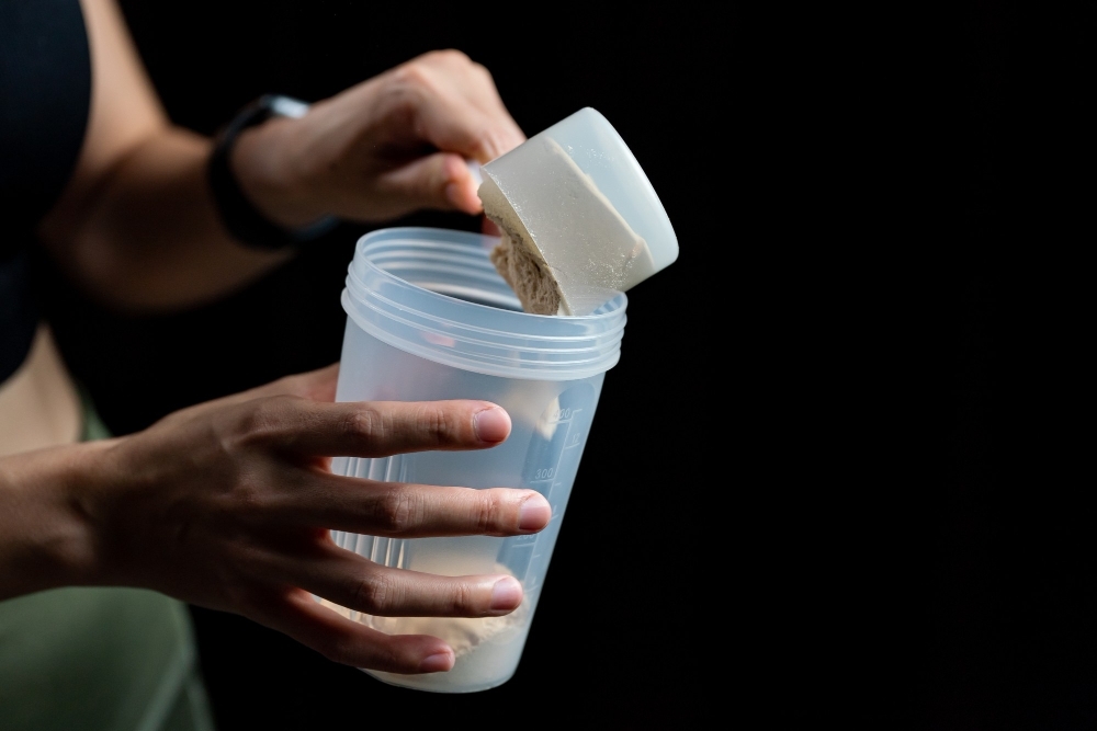 kvinna-blandar-sportdryck-i-shaker2