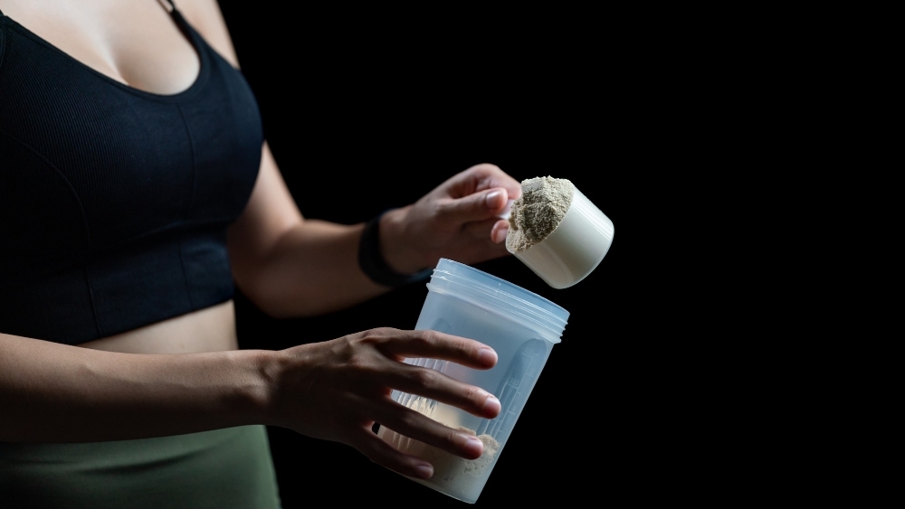 kvinna-med-shaker-med-havreprotein
