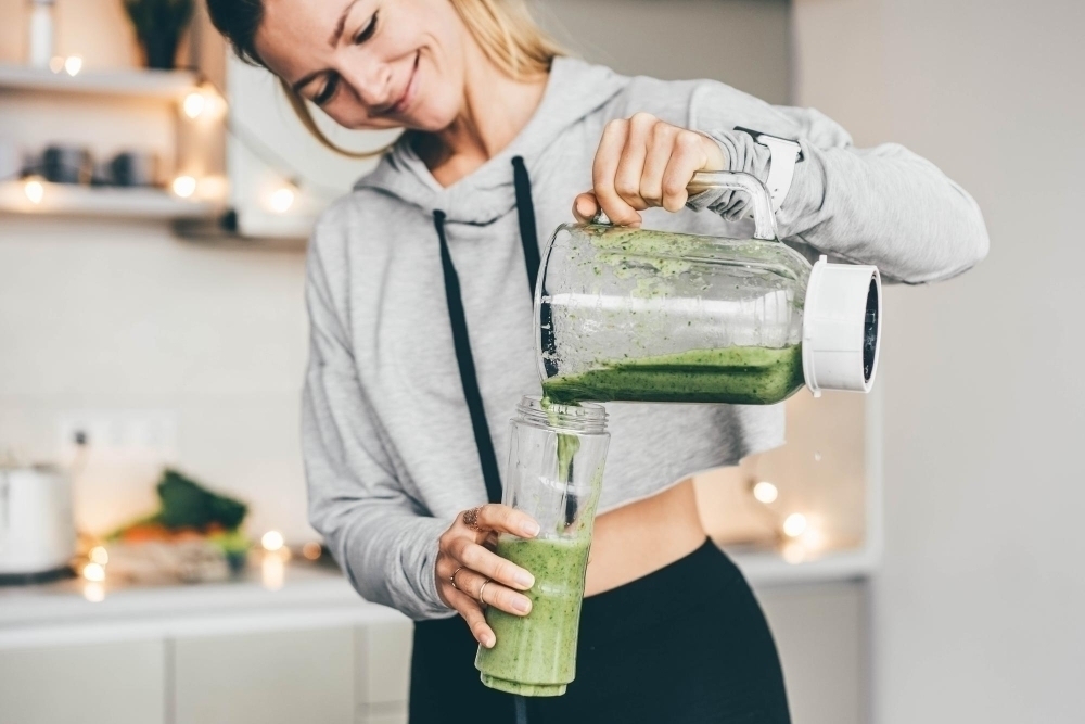 ung-kvinna-gor-detox-smoothie