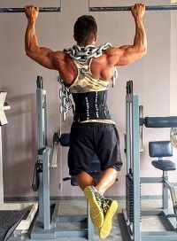 En man gor pull ups