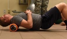 En man ligger pa en foam roller