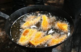 Fisk friteras i stekpanna