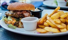 hamburgare med pommes