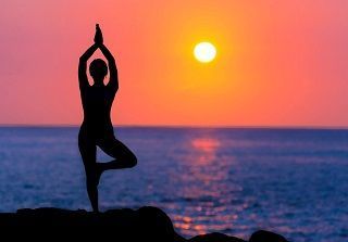 kvinde der praktiserer yoga